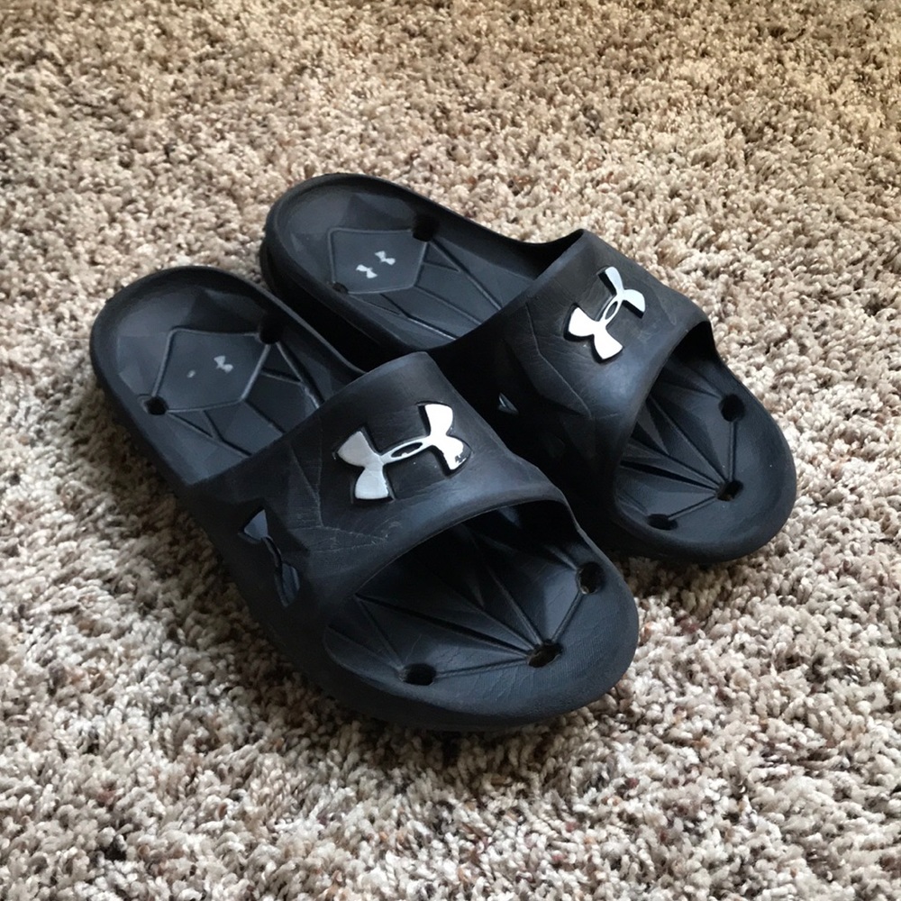 Boys size Youth 4 Under Armor sandals